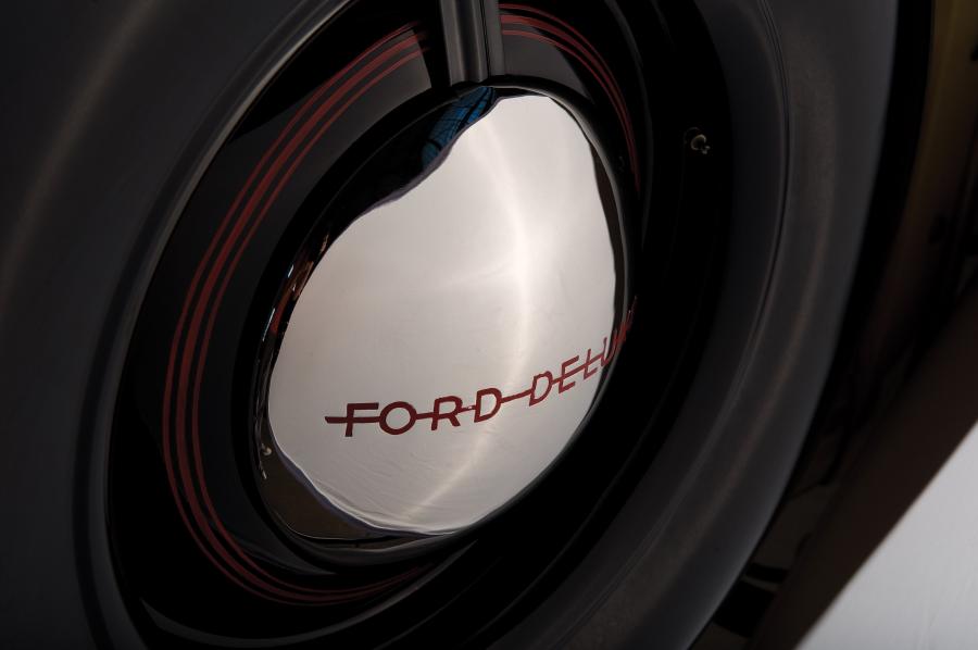  Ford DeLuxe Station Wagon 1940 года  (фото 9 из 36)
